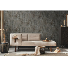 Mur décoratif avec papier peint à motifs, combiné avec un canapé élégant et des accessoires d'habitation assortis