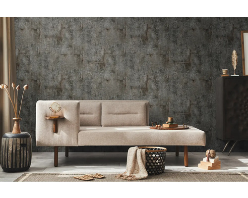 Mur décoratif avec papier peint à motifs, combiné avec un canapé élégant et des accessoires d'habitation assortis