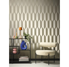 Raumansicht mit gemusterter Tapete, Regal und Sessel