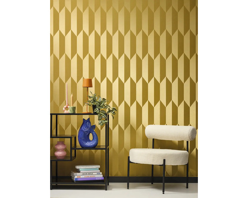 Innenraum mit geometrischer Tapete, Regal und Sessel