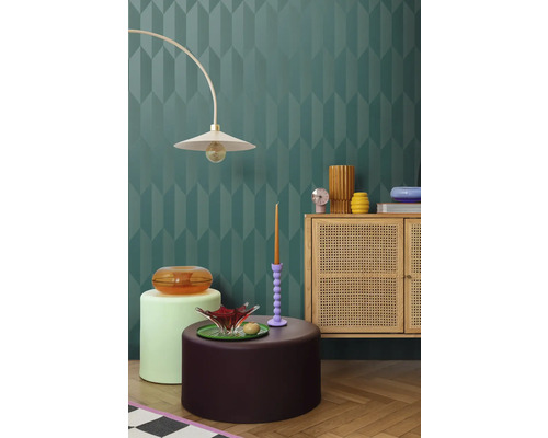 Intérieur avec un mur décoratif, une lampe, une commode et des éléments décoratifs pour une ambiance élégante.