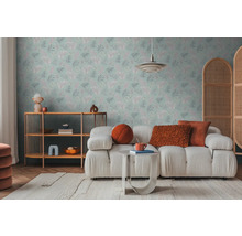 Salon avec papier peint à motifs floraux, canapé et table d'appoint