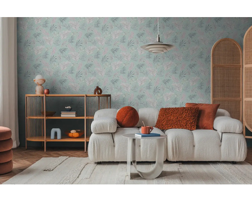 Salon avec papier peint à motifs floraux, canapé et table d'appoint