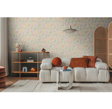 Salon avec canapé, étagère et papier peint à feuilles