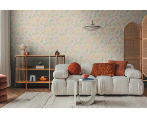 Salon avec canapé, étagère et papier peint à feuilles