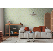 Salon avec canapé, table d'appoint, étagère et papier peint à motifs