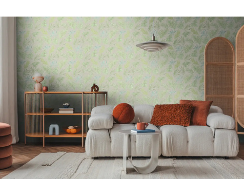 Salon avec canapé, table d'appoint, étagère et papier peint à motifs