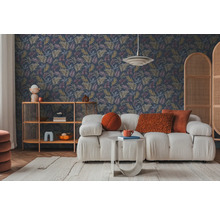 Salon avec papier peint à motifs, canapé, étagère et tapis