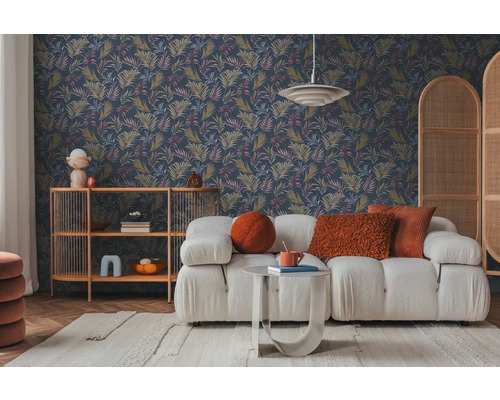 Salon avec papier peint à motifs, canapé, étagère et tapis