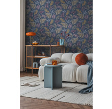 Salon avec papier peint à motifs, canapé et table d'appoint