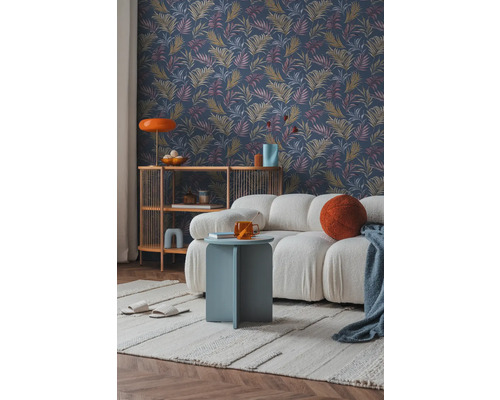 Salon avec papier peint à motifs, canapé et table d'appoint