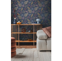 Salon avec papier peint à motifs, étagère et canapé