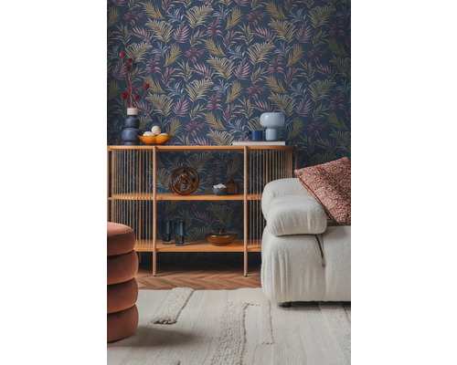 Salon avec papier peint à motifs, étagère et canapé