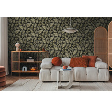 Salon avec canapé, table d'appoint, étagère et papier peint à motifs de plantes