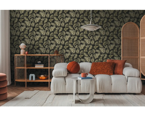 Salon avec canapé, table d'appoint, étagère et papier peint à motifs de plantes