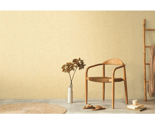 Dekorative Inneneinrichtung mit Stuhl, Vase und Teppich vor einer Wand