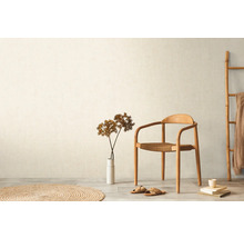 Heller Raum mit Holzstuhl, Leiter und rundem Teppich