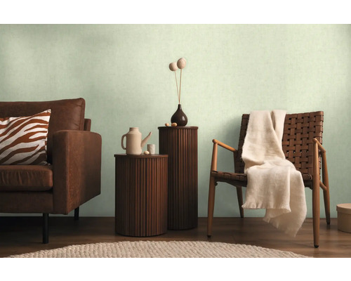 Wohnzimmer mit Sofa, Sessel, Beistelltischen und dekorativen Elementen für eine gemütliche Atmosphäre