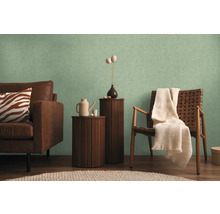 Wohnzimmer mit Sofa, Sessel und dekorativer Tapete