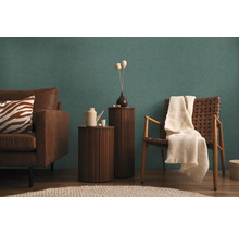 Salon avec canapé, fauteuil, tables d'appoint et éléments décoratifs pour une ambiance chaleureuse.