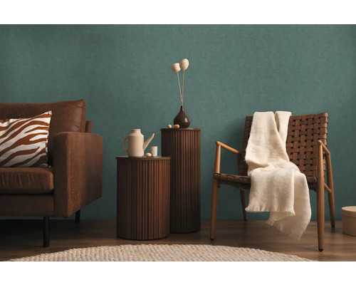 Salon avec canapé, fauteuil, tables d'appoint et éléments décoratifs pour une ambiance chaleureuse.