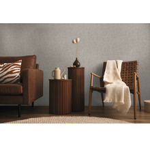 Wohnzimmer mit Sofa, Sessel und Beistelltischen für eine gemütliche Atmosphäre