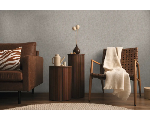 Wohnzimmer mit Sofa, Sessel und Beistelltischen für eine gemütliche Atmosphäre