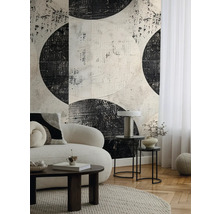 Salon avec canapé, table basse et papier peint à motif de cercles abstraits.