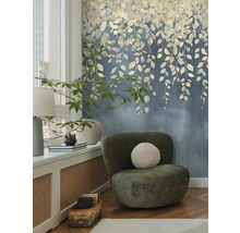 Intérieur décoratif avec fauteuil et papier peint floral