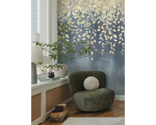 Intérieur décoratif avec fauteuil et papier peint floral