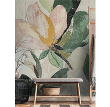 Salon avec papier peint à motifs floraux, banc et éléments décoratifs.