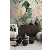 Salon avec papier peint à motifs floraux, canapé, buffet et table basse