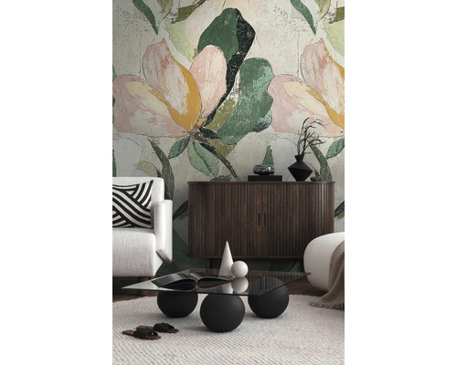 Salon avec papier peint à motifs floraux, canapé, buffet et table basse