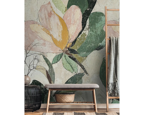 Pièce décorative avec un papier peint mural à motifs floraux, un banc et une échelle