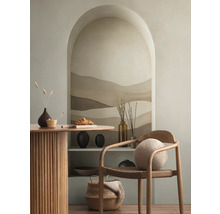 Innenraum mit einem Esstisch, einem Stuhl und einer Regalnische mit dekorativen Elementen.