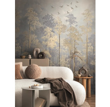 Salon avec canapé et papier peint forêt avec motif d'oiseaux