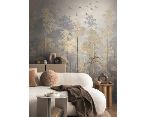 Salon avec canapé et papier peint forêt avec motif d'oiseaux