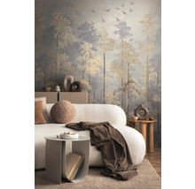 Salon avec papier peint représentant une forêt avec des oiseaux volants, combiné avec un canapé et des tables d'appoint.