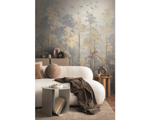 Salon avec papier peint représentant une forêt avec des oiseaux volants, combiné avec un canapé et des tables d'appoint.