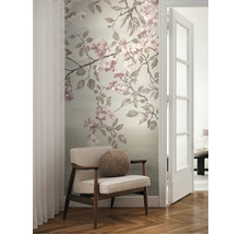 Pièce avec papier peint floral, fauteuil et porte ouverte