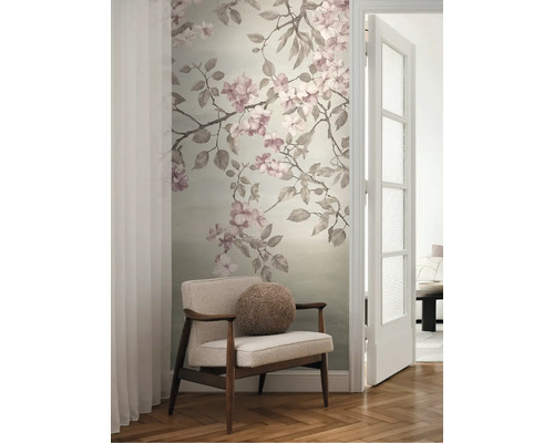 Pièce avec papier peint floral, fauteuil et porte ouverte