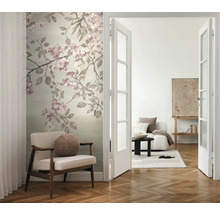 Salon avec papier peint photo floral, fauteuil et porte ouverte