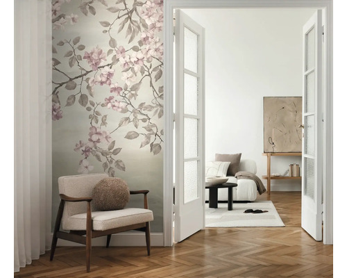 Salon avec papier peint photo floral, fauteuil et porte ouverte