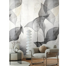 Scène avec fauteuil, table d'appoint et papier peint à motif de feuilles