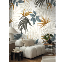 Salon avec papier peint à motifs végétaux, fauteuil et table d'appoint