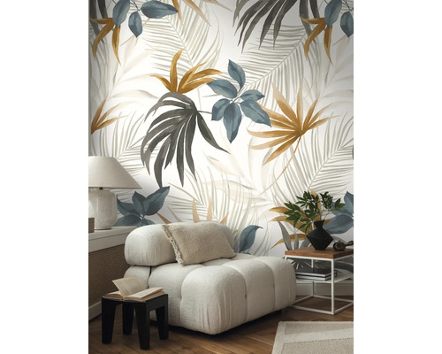 Salon avec papier peint à motifs végétaux, fauteuil et table d'appoint