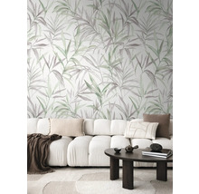 Salon avec canapé, table et papier peint à motif végétal