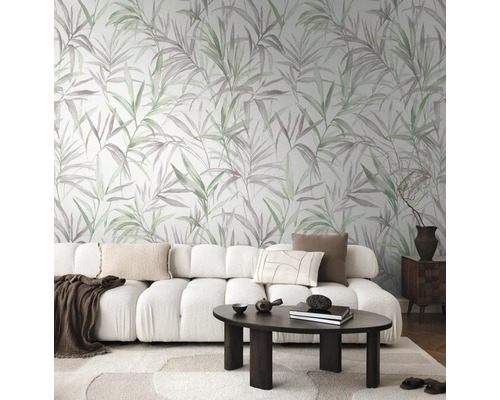 Salon avec canapé blanc et papier peint floral