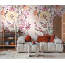 Salon avec canapé, étagère et papier peint fleuri pour une maison élégante.