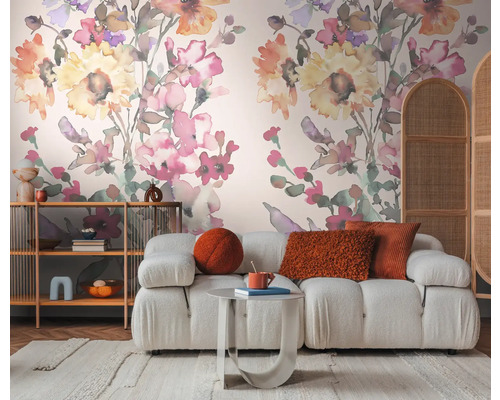 Salon avec canapé, étagère et papier peint fleuri pour une maison élégante.